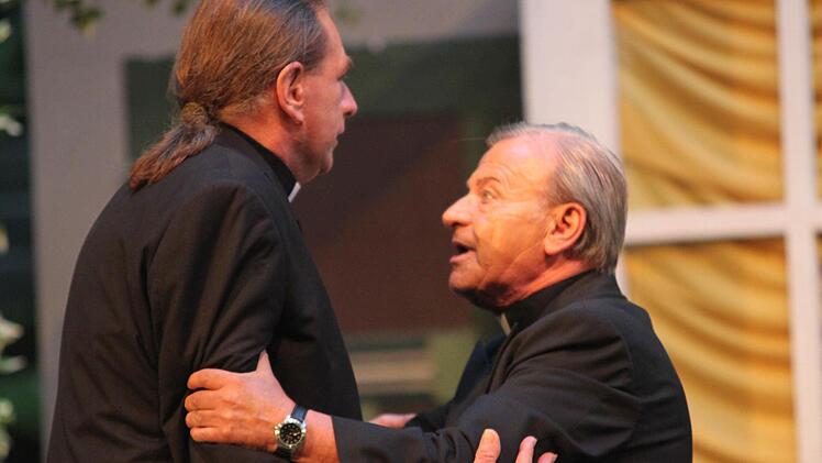 Pfarrer Clement (Rainer Dohlus) und Hilfsgeistlicher Ronny Hawes (Walter Lattner) Foto: Jürgen Gärtner