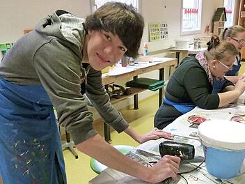 Andreas hat Freude an der Arbeit mit Kindern und am Werken. Neben ihm die junge Mutter Carolin.  Foto: Marion Krüger-Hundrup