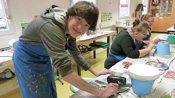 Andreas hat Freude an der Arbeit mit Kindern und am Werken. Neben ihm die junge Mutter Carolin.  Foto: Marion Krüger-Hundrup