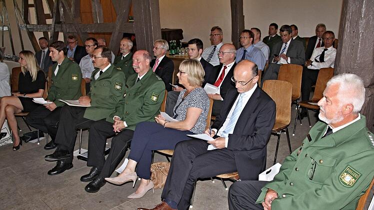 In der ersten Reihe von rechts: Siegbert Weinkauf, stellvertretender PI-Leiter Ebern, Landrat Wilhelm Schneider, Anette Watzlawek, EPHK Jürgen Watzlawek, Polizeipräsident Gerhard Kallert, POK Joachim Hupp, Theresa Hupp.