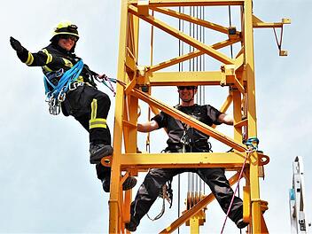 Nach vorschriftsmäßiger Körpersicherung hat man auch in großer Höhe die Hände frei zum Arbeiten. Sigismund von Dobschütz