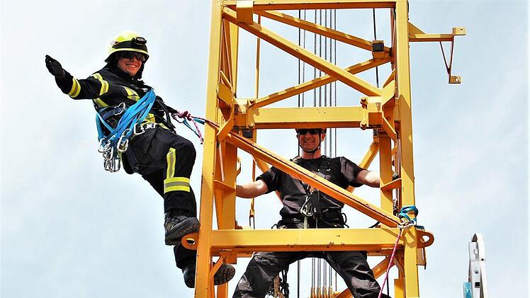 Nach vorschriftsmäßiger Körpersicherung hat man auch in großer Höhe die Hände frei zum Arbeiten. Sigismund von Dobschütz