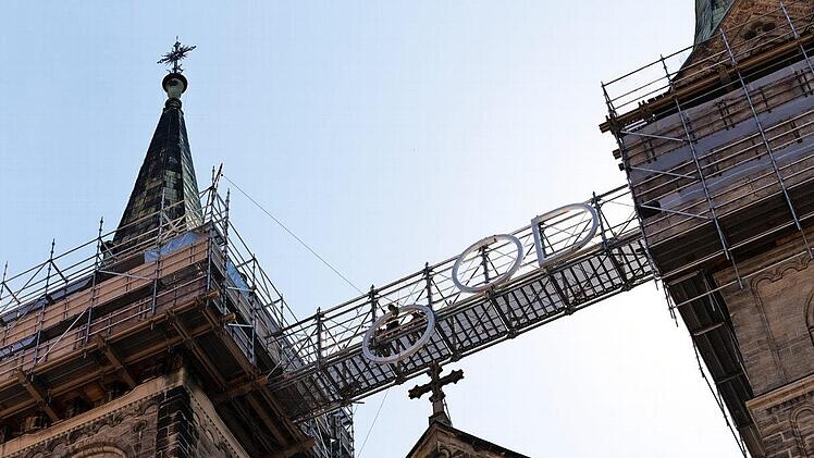 Heute Abend soll "Good God", die Neon-Skulptur des Künstlers Via Lewandowsky, zwischen den Domtürmen zum ersten Mal in die Stadt strahlen.  Foto: Erzbistum Bamberg/Dominik Schreiner