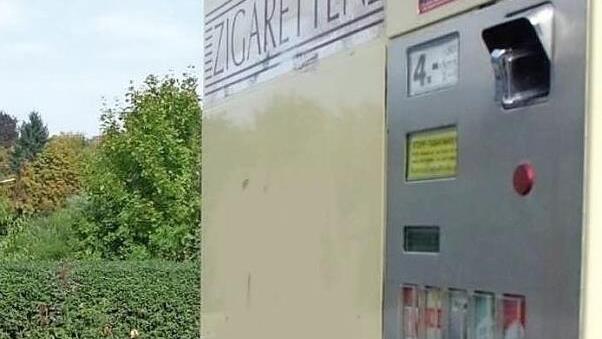 Vergeblich hatten die Angeklagten versucht, einen Zigarettenautomaten aufzuflexen. Trotzdem wurden die Panzerknacker von Leuchau wegen versuchten Diebstahls und Sachbeschädigung verurteilt.  Foto: Archiv/Ralf Kestel
