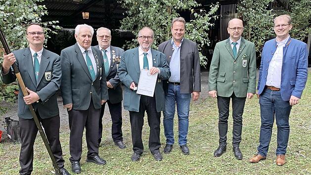 Reinhard Schilhanneck ist mit dem Protektorabzeichen geehrt worden. Unser Bild zeigt ihn (Mitte) mit (von links) Dimitrij Baraulja, Ehrenvorsitzendem Gerhard Neugebauer, Zweitem Vorsitzenden Manfred Götz, Reinhard Schilhanneck, Oberbürgermeister Ingo Lehmann, Vorsitzendem Ronald Meisel und Drittem Bürgermeister Ralf Hartnack.