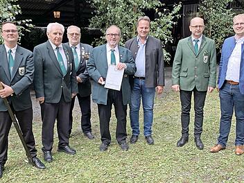 Reinhard Schilhanneck ist mit dem Protektorabzeichen geehrt worden. Unser Bild zeigt ihn (Mitte) mit (von links) Dimitrij Baraulja, Ehrenvorsitzendem Gerhard Neugebauer, Zweitem Vorsitzenden Manfred G&ouml;tz, Reinhard Schilhanneck, Oberb&uuml;rgermeister Ingo Lehmann, Vorsitzendem Ronald Meisel und Drittem B&uuml;rgermeister Ralf Hartnack.