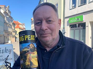Uwe Rückert zeigt stolz eine Flasche der "Coburg Edition" der Whisky-Marke "Big Peat". Die Auflage ist auf 600 Flaschen limitiert.