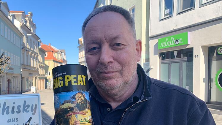 Uwe Rückert zeigt stolz eine Flasche der "Coburg Edition" der Whisky-Marke "Big Peat". Die Auflage ist auf 600 Flaschen limitiert.