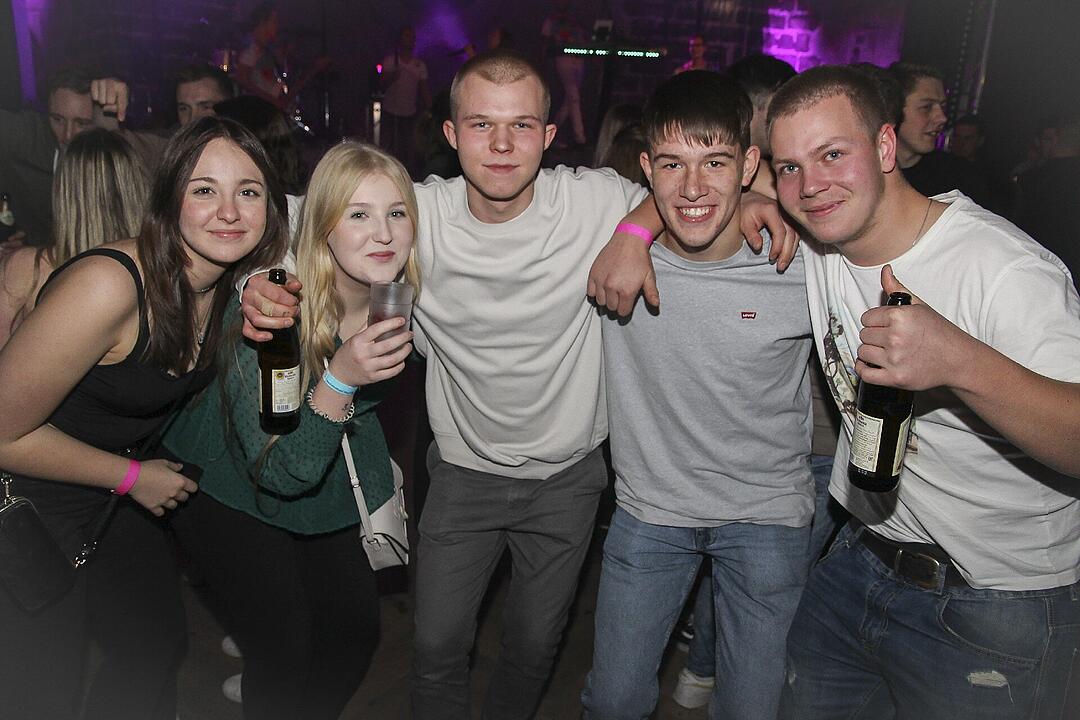 Die Partyband "Power" heizte ordentlich ein.