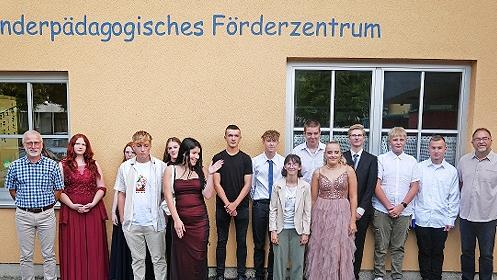 Die Abschlusssch&uuml;ler und Abschlusssch&uuml;lerinnen des Jahrgangs 2025 der Saaletal-Schule Hammelburg mit ihrem Klassenleiter Klaus Wagner (rechts) sowie dem Leiter der Au&szlig;enstelle Konrektor Joachim Wehner.