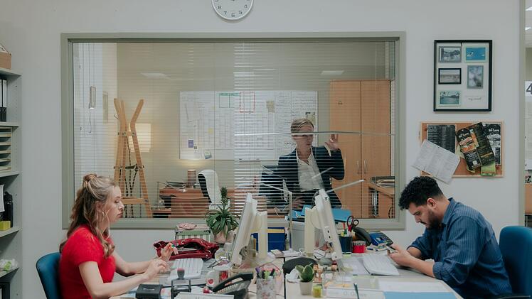 Der B&uuml;roalltag, eingefangen im Mockumentary-Stil: Gerade in den ersten Minuten von "Nine to Five" werden viele Zuschauerinnen und Zuschauer an bekannte Genre-Beitr&auml;ge wie "The Office" oder "Stromberg" denken.