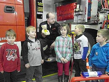 Christian Heyder erklärt, warum ein Stofftier im Feuerauto ist. Im Bild von links: Arno Bauer, Annika Sieber, Alina Ebert, Mark Wettstein, Milan Krischke. Foto: Veronika Schadeck