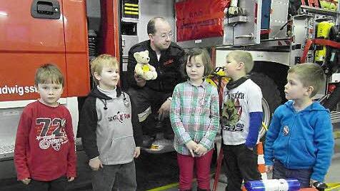 Christian Heyder erklärt, warum ein Stofftier im Feuerauto ist. Im Bild von links: Arno Bauer, Annika Sieber, Alina Ebert, Mark Wettstein, Milan Krischke. Foto: Veronika Schadeck