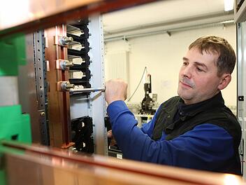 Typische Handbewegung: Michael Fleischmann, Schaltanlagen-Monteur, zieht in der Werkstatt der Hundt GmbH eine Kontaktschraube in einem im Bau befindlichen Verteiler an. Alle Fotos: Matthias Hoch
