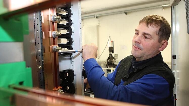 Typische Handbewegung: Michael Fleischmann, Schaltanlagen-Monteur, zieht in der Werkstatt der Hundt GmbH eine Kontaktschraube in einem im Bau befindlichen Verteiler an. Alle Fotos: Matthias Hoch