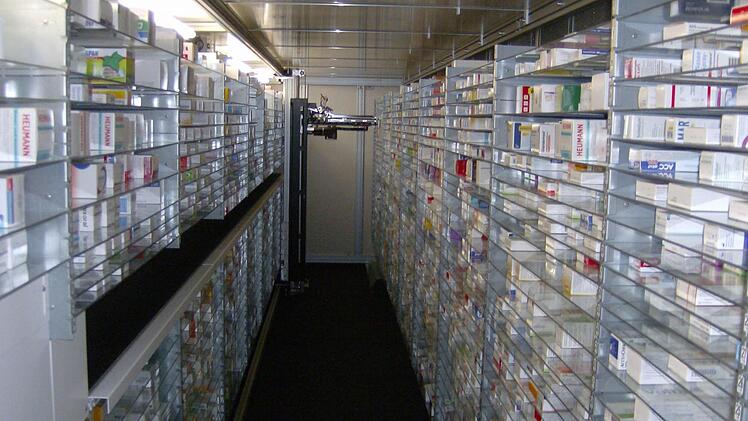 Blick in das Lager mit den Medikamenten