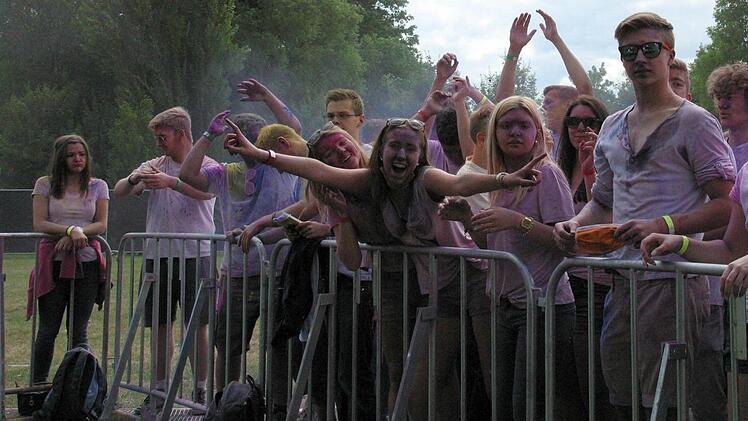 Mädchen und Jungen hatten viel Spaß am farbenfrohen Event. Eine Sonnenbrille war ratsam gegen den Farbnebel. Foto: Bettina Knauth