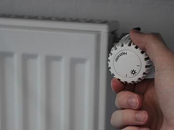 Heizen wird immer teurer. Aber es gibt Tricks, mit denen du auch ohne Heizung eine warme Wohnung bekommst.