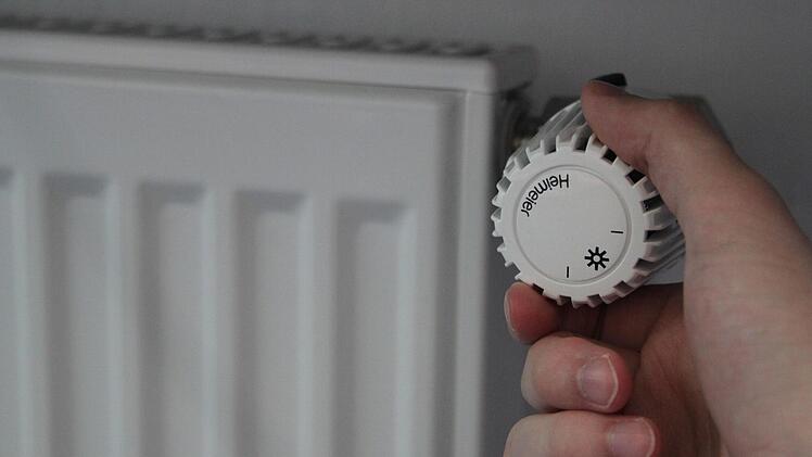 Heizen wird immer teurer. Aber es gibt Tricks, mit denen du auch ohne Heizung eine warme Wohnung bekommst.
