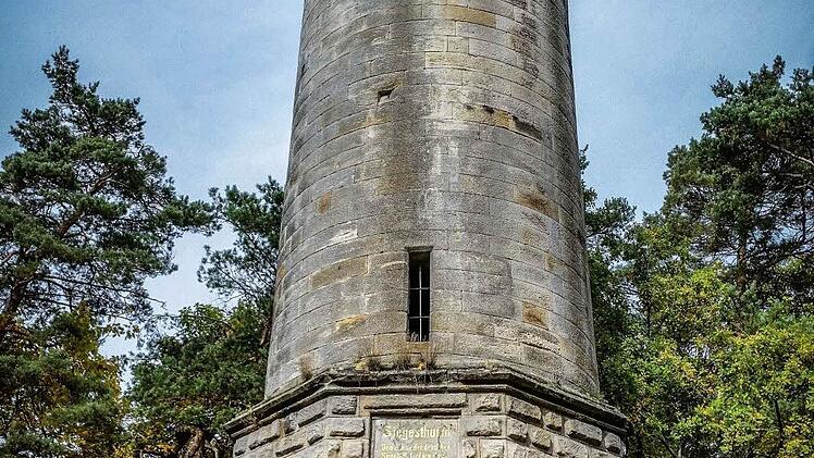 17 Meter hoch ragt er auf: Der Siegesturm auf der Hohen Warte über Bayreuth. Foto: Heiko Hartmann