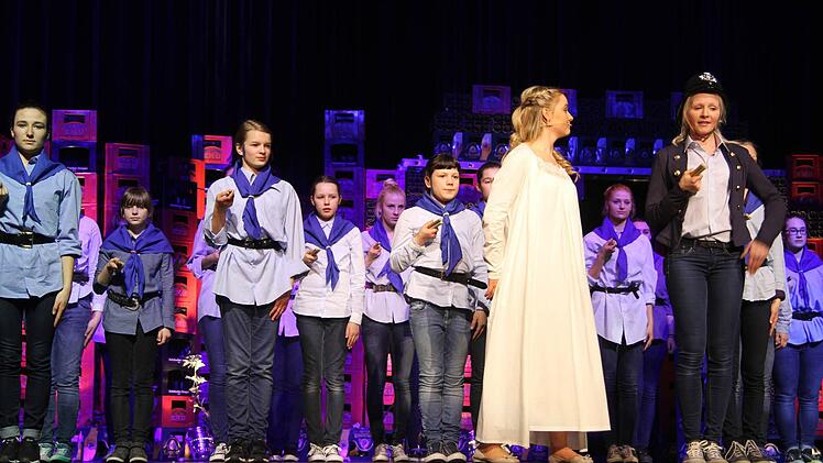 Mabel klärt Sergeant Patricia Galler (am zweiten Abend wird der Sergeant von Sophie Bastobbe gespielt) auf, dass Frederic wieder bei den Piraten ist.