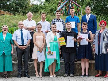 Abschlussfeier: (hinten, von links): Horst Müller (Klassenleiter 9 aG), Maximilian Müller, Johannes Landgraf, Martin Dinkel und Peter Schlembach (Klassenleiter 9 b) sowie (vorne, von links)) Rektorin Ulrike Freifrau von und zu der Tann, 2. Bürgermeister Michael Kastl, Rebecca Blum, Nicole Fercho, Jonas Kruse, Veda Hückmann und Ellen Erhard (Klassenleiterin M 10) Foto: Björn Hein