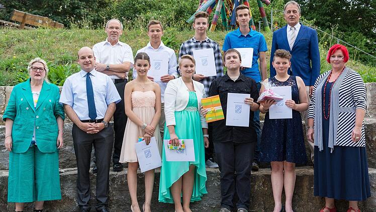 Abschlussfeier: (hinten, von links): Horst Müller (Klassenleiter 9 aG), Maximilian Müller, Johannes Landgraf, Martin Dinkel und Peter Schlembach (Klassenleiter 9 b) sowie (vorne, von links)) Rektorin Ulrike Freifrau von und zu der Tann, 2. Bürgermeister Michael Kastl, Rebecca Blum, Nicole Fercho, Jonas Kruse, Veda Hückmann und Ellen Erhard (Klassenleiterin M 10) Foto: Björn Hein