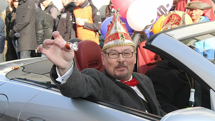 So ist es vorbildlich: Faschingspräsident Andy Sesselmann reicht feine Lindt-Pralines aus dem Cabrio - doch die Zeiten, wo Tanzmariechen oder Prinzenpaare in Cabrios auf dem Heck sitzend, chauffiert wurden - sind längst vorbei.
