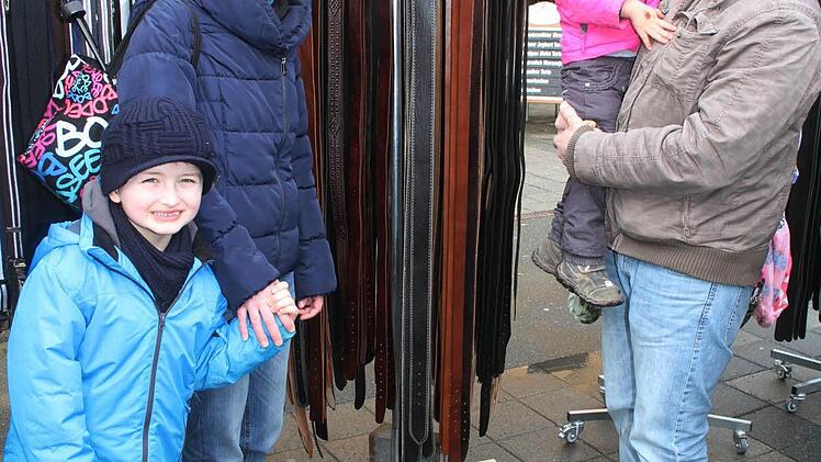 Für Sebastian und Nicole Groß gehört ein Bummel über den Frühlingsmarkt einfach dazu. Und die Kids Greta und Julius sind auch begeistert - vor allem vom Popcorn. Foto: Sonja Adam
