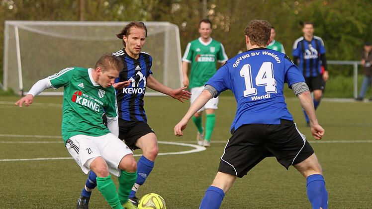 In aussichtsreicher Position kommt hier der Sander Sven Wieczorek (links) noch zum Schuss, setzt den Ball aber knapp neben den Pfosten; Andreas Wendl (rechts). Foto: Günther Geiling