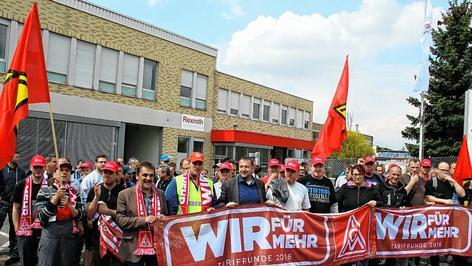 Trillerpfeifen, Fahnen und Plakate für mehr Lohn