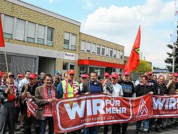 Trillerpfeifen, Fahnen und Plakate f&uuml;r mehr Lohn