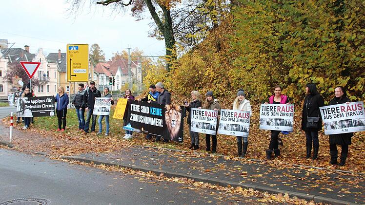 Rund 20 Menschen demonstrierten am Sonntag gegen die Tierhaltung im Zirkus. Foto: Alexander Löffler
