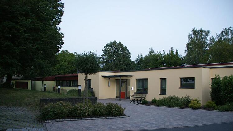 Die Kinderkrippe in Untersteinbach (rechts) ist neu. Im kommenden Jahr soll auch der "Altbau", in dem die Kindergartengruppen untergebracht sind, generalsaniert werden.Sabine Weinbeer