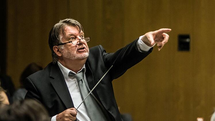 Das Orchester der Musikfreunde Neustadt unter Leitung von Hans Stähli beeindruckte mit seinem Sinfoniekonzert in der Mehrzweckhalle Heubischer Straße.Foto: Jochen Berger