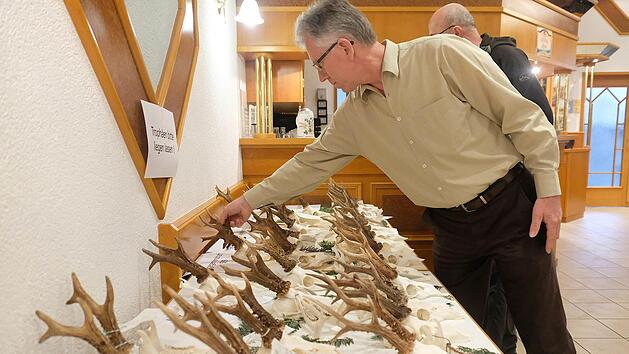 Jagdberater Helmut Keller freute sich &uuml;ber die mit Gold, Silber und Bronze ausgezeichneten Troph&auml;en. Gerd Schaar