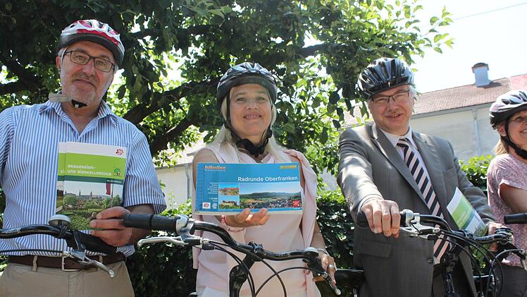 Helmut Krämer, Staatsministerin Melanie Huml und Rüdiger Gerst mit den aktualisierten Broschüren.  Foto: Anna-Lena Deuerling