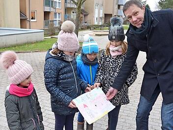 Danke Bürgermeister! Die Kinder hatten sich für einen neuen Spielplatz eingesetzt und ihn bekommen. Dafür malten sie Marco Steiner als Dank ein Bild von ihrem neuen Spielgelände.