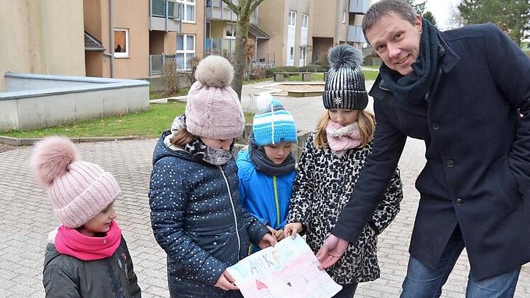 Danke Bürgermeister! Die Kinder hatten sich für einen neuen Spielplatz eingesetzt und ihn bekommen. Dafür malten sie Marco Steiner als Dank ein Bild von ihrem neuen Spielgelände.