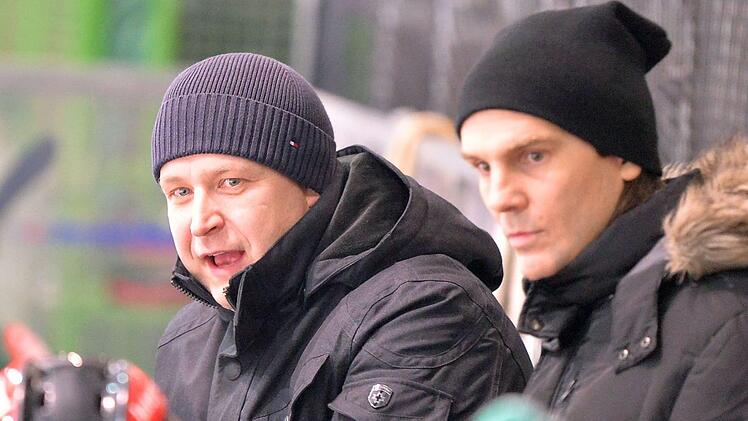 Daniel Sikorski (li.), der seit knapp einer Woche im Tande mit Petr Kasik (nicht im Bild) Trainer des Höchstadter EC ist, kassierte am Debüt-Wochenende je eine respektable und eine bittere 5:7-Pleite. Foto: Picturedreams