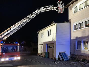 In Dörfles-Esbach ist das Dach eines Gebäudes teilweise abgedeckt worden. - Fotos: Feuerwehr Dörfles-Esbach