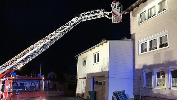 In Dörfles-Esbach ist das Dach eines Gebäudes teilweise abgedeckt worden. - Fotos: Feuerwehr Dörfles-Esbach
