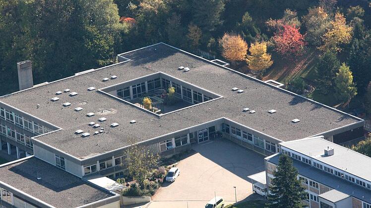 Nach mehr als 40 Jahren bekommt das Gebäude der Lebenshilfe Haßberge (links, rechts vorne die Grundschule Sylbach) eine dringend benötigte Generalsanierung.  Foto: Archiv/Ralf Naumann