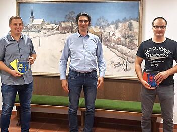 Bürgermeister Thomas Betz (Mitte) verabschiedete die Gemeinderäte Uwe Schmidtlein (links) und Stefan Döppmann aus dem Wattendorfer Gemeinderat. Foto: privat