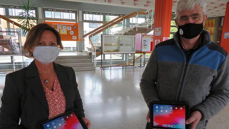Endlich sind sie da, die neuen iPads: Es  freuen sich die Rektorin Ursula Hoydem und Bürgermeister Bernhard Storath.