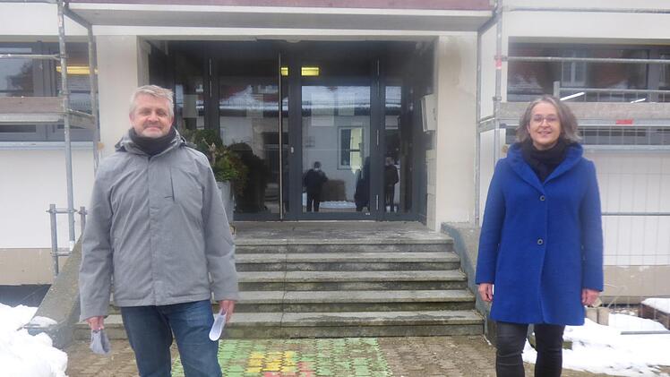 Die Verantwortlichen für das neue Projekt "IT-mobil", Anneliese Iser  und Stephan Schreiber-Hassa, vor dem Eingang der Grund- und Mittelschule  Kirchehrenbach Thomas Weichert