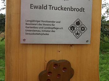 Der Verein für Gartenbau und Landespflege hat zur Erinnerung und zum Dank eine Tafel für den früheren Vorsitzenden und Baumwart Ewald Truckenbrodt in der Streuobstanlage aufgestellt.