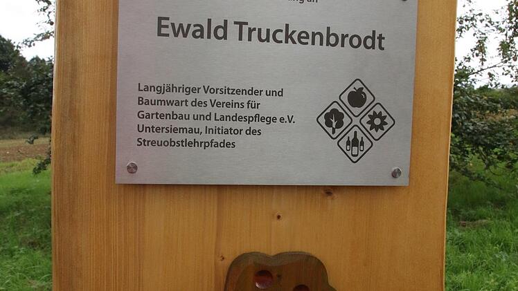 Der Verein für Gartenbau und Landespflege hat zur Erinnerung und zum Dank eine Tafel für den früheren Vorsitzenden und Baumwart Ewald Truckenbrodt in der Streuobstanlage aufgestellt.