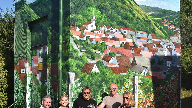 Sie feiern das gelungene Kunstwerk Trafostation: (von links) 2. Bürgermeister Andres Neder, Weinprinzessin Linda Keller, Bürgermeister Rainer Morper, Vorsitzender erLebenskunst Bernhard Gößmann-Schmitt und Christine Pfaff vom Bayernwerk.