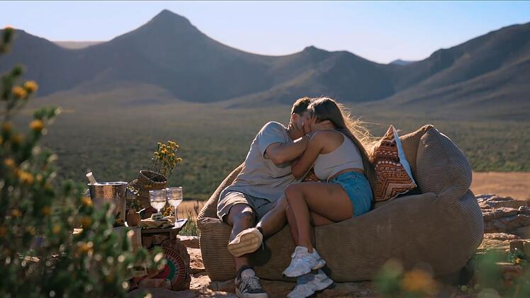 Felix knutscht in der 6. Folge mit Vicky.